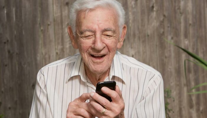 Here’s how to avail free cell phones for seniors