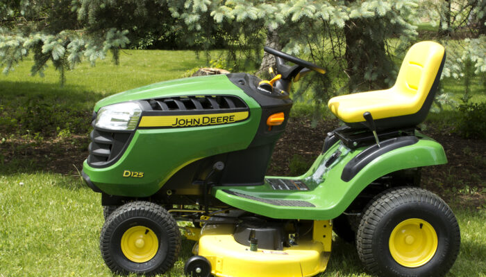 John Deere Lawn Tractors – What they are and their Types