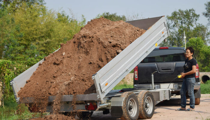 How to choose between an end and side dump trailer