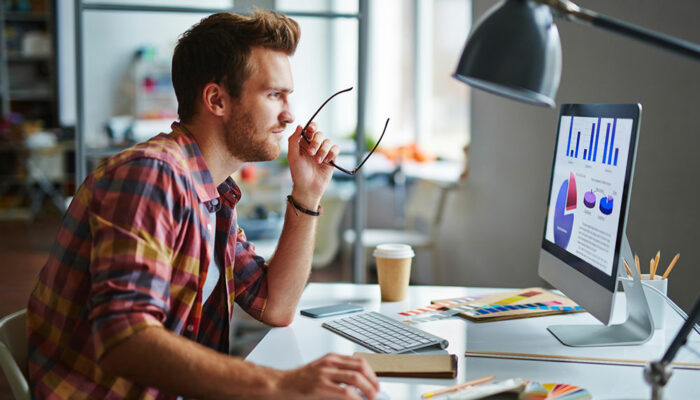 Tips to choose the right work tables