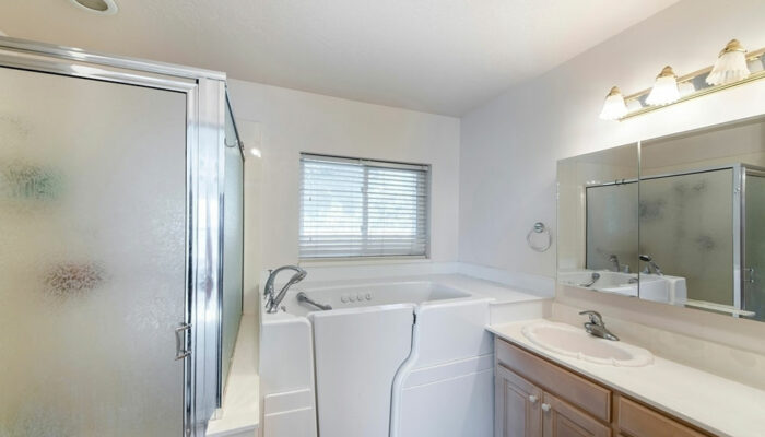 Walk-in Bathtubs for Seniors – Key Benefits and Cost